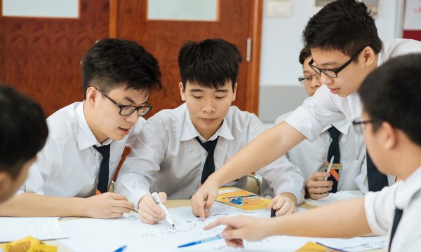 Học sinh học tập